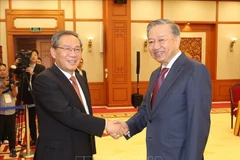 Le secrétaire général du Parti communiste du Vietnam et président vietnamien Tô Lâm (à droite) serre la main du Premier ministre chinois Li Qiang, à Hanoi, le 12 octobre. Photo: VNA