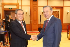 Le secrétaire général du Parti communiste du Vietnam et président vietnamien Tô Lâm (à droite) serre la main du Premier ministre chinois Li Qiang, à Hanoi, le 12 octobre. Photo: VNA