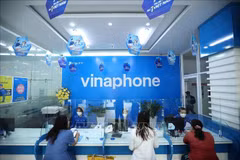 Des clients effectuent des transactions au Centre d'affaires de VNPT Kiên Giang. Photo: VNA