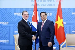 Le Premier ministre Pham Minh Chinh (à droite) et le ministre cubain des Affaires étrangères Bruno Rodriguez Parrilla, à Kazan, en Russie. Photo: VNA