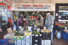 Dans un magasin de produits asiatiques d'une entreprise Viêt kiêu à Brisbane, en Australie. Photo : Hoài Nam/CVN