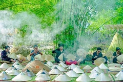 Le village artisanal de Phu Gia regroupe environ 110 ménages, soit plus de 300 artisans, produisant plus de 3.300 chapeaux coniques chaque année. Photo: baoxaydung