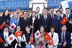 Le président de l’Assemblée nationale du Vietnam, Trân Thanh Mân et son épouse à l'aéroport international de Nagasakin, au Japon. Photo: VNA