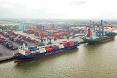 Chargement de conteneurs dans un port maritime vietnamien. Photo : VietnamPlus