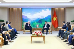 Le Premier ministre Pham Minh Chinh (à droite, au centre) et le professeur Thomas Vallely, ancien directeur du programme Vietnam de l’Université Harvard, à Hanoi, le 17 juillet. Photo: VNA