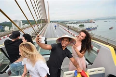 Des touristes étrangers à Quang Ninh (Nord). Photo: VNA