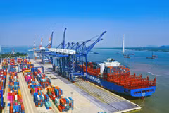 L’activité portuaire maritime au Vietnam en hausse continue ces trois premiers trimestres. Photo: VNA