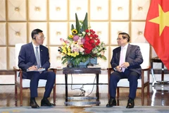 Le Premier ministre Pham Minh Chinh (à droite) recevant le président et directeur exécutif de Dalian Locomotive and Rolling Stock Co. Ltd. (CRRC) Sun Rongkun. Photo : VNA