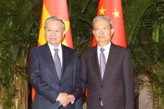 Le secrétaire général et président vietnamien Tô Lâm (à gauche) et le président du Comité permanent de l’Assemblée populaire nationale de Chine Zhao Leji, se serrent la main, à Pékin, le 19 août. Photo: VNA