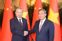 Le secrétaire général et président vietnamien Tô Lâm (à gauche) et le Premier ministre chinois Li Qiang se serrent la main, à Pékin, le 19 août. Photo: VNA