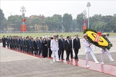 Les dirigeants honorent la mémoire des martyrs et du président Hô Chi Minh