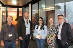 La Dr Nguyên Thuy Ba Linh (centre) reçoit le prix lors du concours de pitch Spinout Showdown organisé par l'ULCB, qui fait partie de l'University College London. Photo: Fourni par le personnage