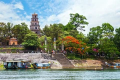 La pagode de Thiên Mu ou pagode de la Dame Céleste, la plus célèbre et ancienne de Huê, au bord de la rivière des Parfums. Photo : britannica.com