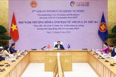 Le Premier ministre Pham Minh Chinh (centre) s’adressant par visioconférence depuis Hanoi au 3e Sommet des femmes dirigeantes de l’ASEAN, à Vientiane, au Laos. Photo : VNA
