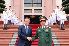 Le ministre vietnamien de la Défense Phan Van Giang (à droite) accueille le ministre français des Armées, Sébastien Lecornu. Photo : VNA