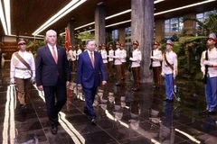 Le premier secrétaire du Parti communiste cubain (PCC) et président cubain Miguel Díaz-Canel Bermúdez et le secrétaire général du Parti communiste du Vietnam et président vietnamien Tô Lâm (à droite) passent en revue la garde d’honneur. Photo: VNA