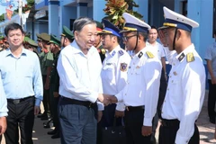 Le secrétaire général du Parti et président de la République Tô Lâm en visite sur l’île de Côn Co, dans la province de Quang Tri (Centre). Photo : VNA