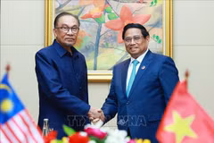 Le Premier ministre Pham Minh Chinh (à droite) et son homologue malaisien Anwar Ibrahim, à Vientiane, le 10 octobre. Photo: VNA