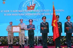 Le général de corps d’armée Hoàng Xuân Chiên, vice-ministre de la Défense, remet l’Ordre de défense de la Patrie de troisième classe à l’unité du génie n°1. Photo : VNA