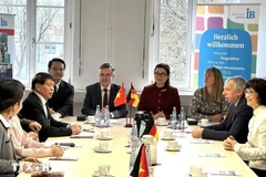 Lors de la cérémonie de signature entre la société par actions SHD-CORP basée au Vietnam, l'autorité du district du Harz et IB Mitte GmbH. Photo : VNA