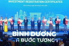 Le Premier ministre Pham Minh Chinh (au centre) et des investisseurs de la province de Binh Duong. Photo : VNA