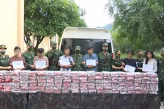 Six ressortissants lao arrêtés pour avoir transporté 121 kg de drogue synthétique du Laos au Vietnam. Photo : Commandement des gardes-frontières