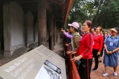 Des touristes chinois visitent le temple de la Littérature, à Hanoi. Photo : VNA