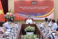 Le ministre des Affaires étrangères Bui Thanh Son (centre) lors de la conférence hybride, à Hanoi, le 10 juillet. Photo : VNA