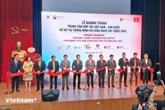 Les délégués coupent la bande inaugurale du VKC Photo : VietnamPlus