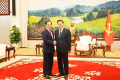 Le vice-Premier ministre vietnamien et ministre des Affaires étrangères Bui Thanh Son (à gauche) et le secrétaire général du Parti populaire révolutionnaire lao et président lao Thongloun Sisoulith, à Vientiane, le 17 décembre. Photo : VNA