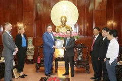 L’ambassadeur des États-Unis au Vietnam Marc Knapper (à gauche, au centre) et le secrétaire du Comité du Parti de la ville de Cân Tho, Nguyên Van Hiêu. Photo : VNA