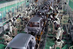 Ligne de soudage robotisée de carrosserie chez Thaco Mazda dans la zone économique ouverte de Chu Lai, à Quang Nam. Photo : VNA