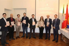 Lors de la cérémonie de sortie du livre. Photo : VNA