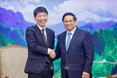 Le Premier ministre Pham Minh Chinh (à gauche) serre la main du gouverneur de la préfecture de Gunma, Yamamoto Ichita. Photo : VNA