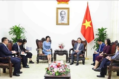 Le vice-Premier ministre Trân Luu Quang (à droite, au centre) recevant la présidente du groupe Sailun, Liu Yan Hua, à Hanoi, le 29 juillet. Photo : VNA