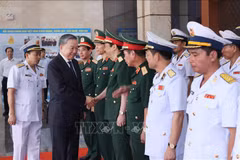Le président Tô Lâm avec les responsables du commandant de Marine populaire du Vietnam, à Hai Phong, le 7 juin. Photo : VNA