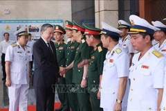Le président Tô Lâm avec les responsables du commandant de Marine populaire du Vietnam, à Hai Phong, le 7 juin. Photo : VNA