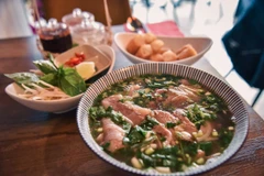 Pour les Vietnamiens, un bol de phở permet de reconnaître un compatriote. Pour les étrangers, un bol de phở permet de découvrir la cuisine vietnamienne. Photo: NDEL