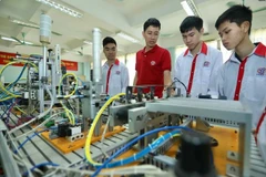 Un cours pratique au Collège de haute technologie de Hanoï. Photo : VNA