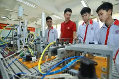 Un cours pratique au Collège de haute technologie de Hanoï. Photo : VNA