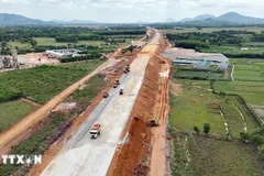 Construction du tronçon Hàm Nghi - Vung Ang sur l’autoroute Nord-Sud. Photo : VNA
