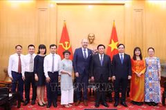 Le directeur de la HCMA Nguyên Xuân Thang (4e à partir de la droite) et l’ambassadeur de Suisse au Vietnam Thomas Gass (5e) lors de la rencontre. Photo: VNA