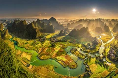 La rivière Quay Son est entourée de rizières dorées et de montagnes calcaires karstiques dans la province de Cao Bang. Photo: VnExpress