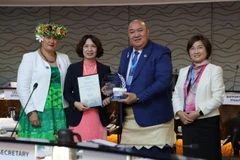 La vice-ministre vietnamienne de la Santé Nguyên Thi Liên Huong recevant un certificat et une plaque d’honneur en récompense du succès du Vietnam dans l’élimination réussie du trachome. Photo : nhandan.vn