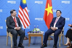 Le Premier ministre Pham Minh Chinh (à droite) et le ministre malaisien de l'Économie Rafizi Ramli, à Kazan, en Russie. Photo: VNA