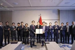 Le président de l'Assemblée nationale, Trân Thanh Mân, assiste à l'échange d'un protocole d'accord de coopération en matière de formation éducative entre l'Université d'Hiroshima (HU) et le groupe Sovico. Photo : VNA