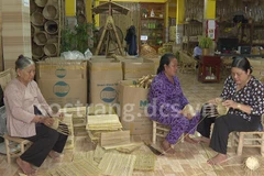 La directrice de la coopérative Thuy Tuyêt, Truong Thi Bach Thuy (assise à droite) reste attachée à la vannerie de Phu Tân. Photo: soctrang.dcs.vn