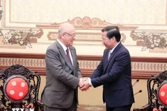 Le président du Comité populaire de Hô Chi Minh-Ville, Phan Van Mai (à droite) et le conseiller spécial de l’Alliance parlementaire d’amitié Japon-Vietnam Tsutomu Takebe. Photo : VNA