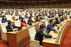 Les députés appuient sur le bouton pour voter certaines lois et résolutions. Photo: VNA