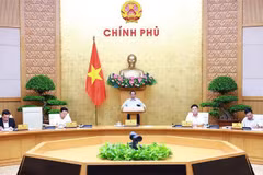 Le Premier ministre Pham Minh Chinh (centre) lors de la réunion du gouvernement consacrée au travail législatif, à Hanoi, le 24 août. Photo: VNA